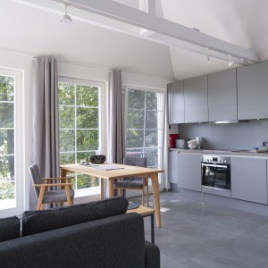 Küche und Wohnzimmer mit Seeblick