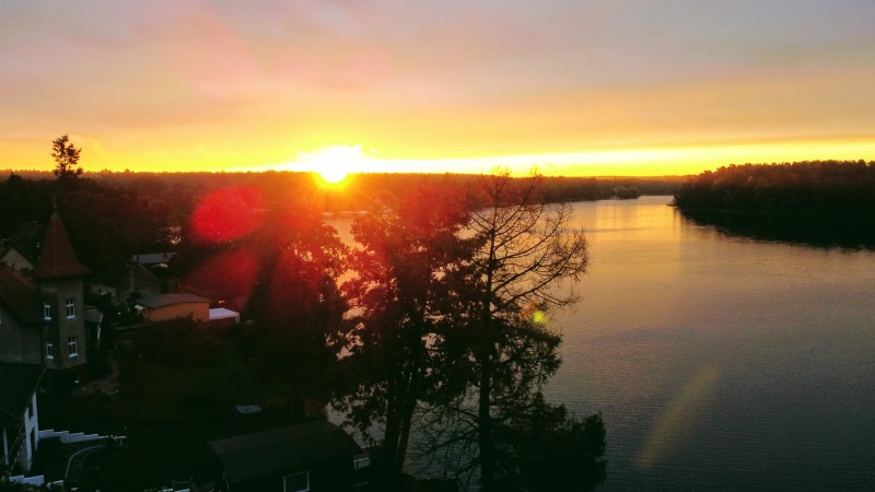 Sonnenaufgang über dem See